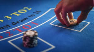 Dealer profesional memutar roda American Roulette di studio live realbet99